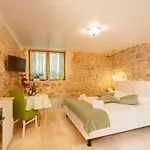 Pensión Stone House Luxury 4*