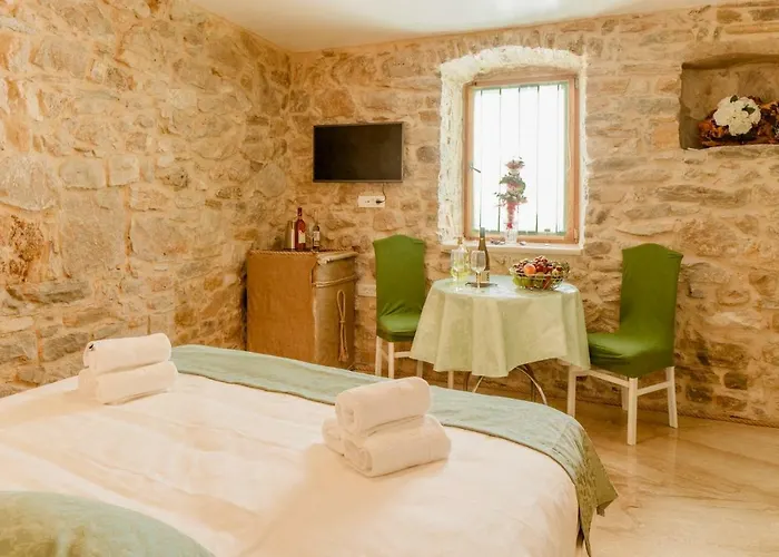 Гостьовий будинок Stone House Luxury 4*