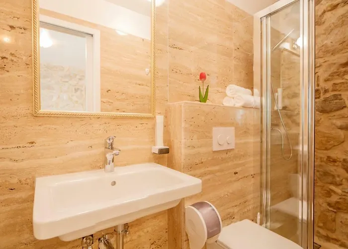 Гостьовий будинок Stone House Luxury Спліт