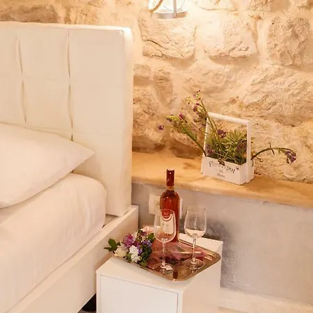 Stone House Luxury Affittacamere 4*