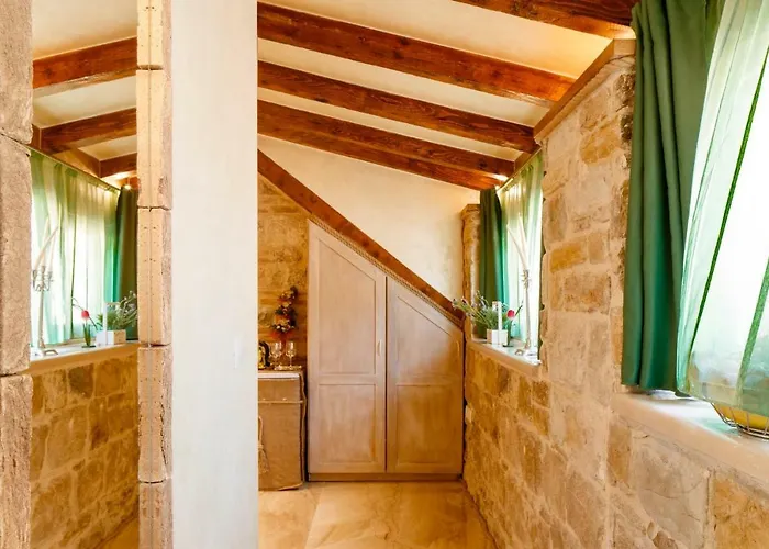 Stone House Luxury 招待所 4*