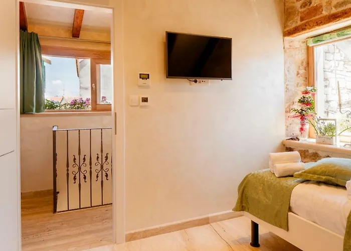 Stone House Luxury 招待所 4*